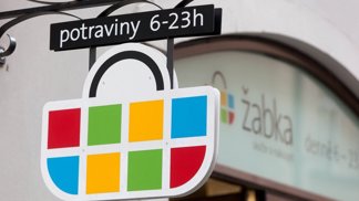 Prodejnám Žabka se daří.