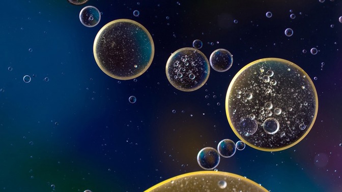 Mastné skvrny jdou vyprat špatně. Jak dát svému oblíbenému kusu oblečení první pomoc?