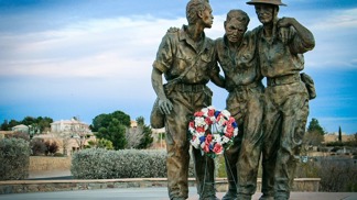 Svět si oddychl. Německou kapitulací skončily hrozné boje