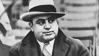 Al Capone si odseděl z původních 11 let pouhé čtyři roky. Trpěl těžkým syfilisem a začal dementnět