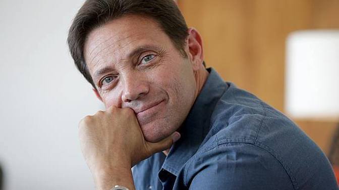 Okradl tisíce obyčejných lidí o jejich celoživotní úspory a jejich peníze utrácel za drogy, alkohol, prostitutky a za drahá auta. Přitom je dodnes považován za nejlepšího obchodníka na světě.