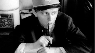 Ostře sledované vlaky se nelíbily tehdejšímu režimu, a tak je čekal trezor. Přitom tento film vyhrál nejprestižnější filmovou cenu Oscar