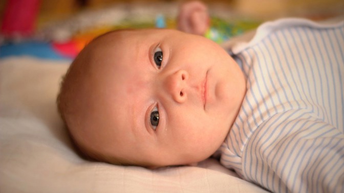 Jak uspat miminko? Zabírá speciální hlazení i bílý šum