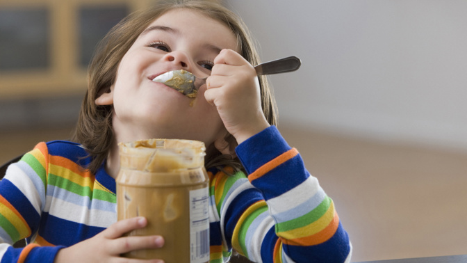 Konzumace arašídů před prvním rokem života může posílit ochranu vůči alergiím dlouhodobě.
