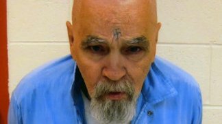 Charles Manson ve vězení, kde až do své smrti opakovaně žádal o podmínečné propuštění. Zemřel v 83 letech.