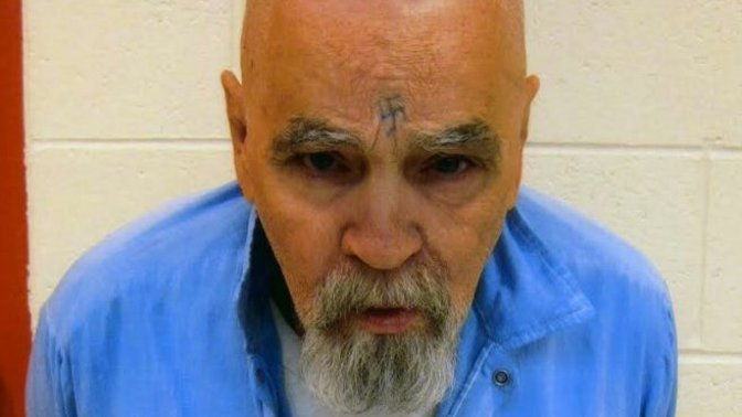 Charles Manson ve vězení, kde až do své smrti opakovaně žádal o podmínečné propuštění. Zemřel v 83 letech.