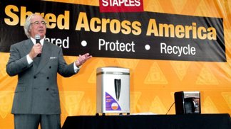 Nedodělal ani základní školu a chvilku pobyl ve vězení za finanční podvody. Přes to je dnes multimilionáře... Legálně