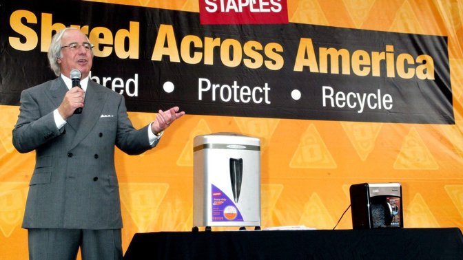 Nedodělal ani základní školu a chvilku pobyl ve vězení za finanční podvody. Přes to je dnes multimilionáře... Legálně