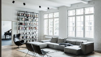 Kontrast černé a bílé hrál designérce do karet – vystačila si skoro jen s ním.