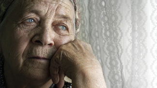 Příliš práce a malá odvaha žít podle sebe, nikoliv dle očekávání okolí. To jsou nejčastější lítosti na smrtelné posteli.