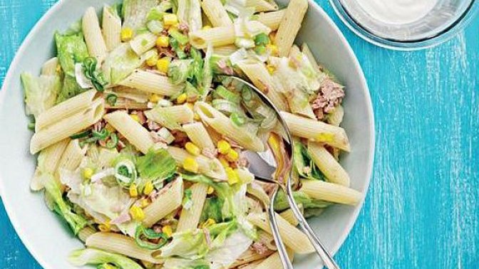Studený salát s tuňákem vás mile osvěží a příjemně zasytí.