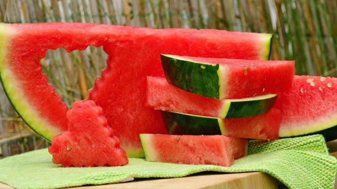 Vybírání opravdu zralého melounu je skutečná věda. Důležitý je nejenom zvuk, ale také vůně, barva a povrch.