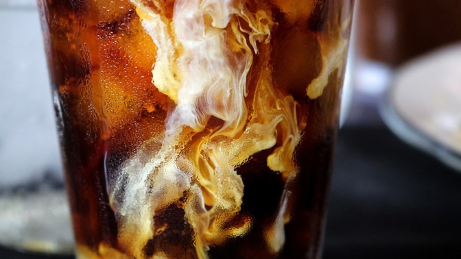 Nic nedokáže v létě osvěžit tak jako výtečná ledová káva.