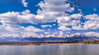 Pokud se letos chystáte na dovolenou autem a nechcete strávit nekonečné hodiny cestou, je Slovensko tou pravou volbou!