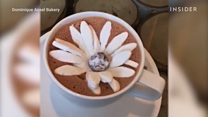 Podívejte se na video níže, ve kterém uvidíte maršmeloun vykvést!