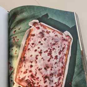 Vanilková kefírová buchta s ovocem posypaná mrazem sušeným ovocem. 