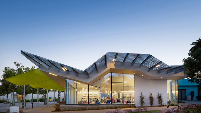 Mezinárodní architektonickou cenu 2015 si odneslo devět architektonických studií. Nejlepší veřejnou budovou se stala americká knihovna Pico Branch Library.