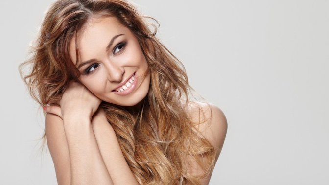 Zatočte s mastnými vlasy.