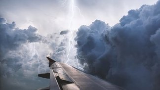 Blesk zasáhne letadlo mnohem častěji, než si většina lidí myslí.