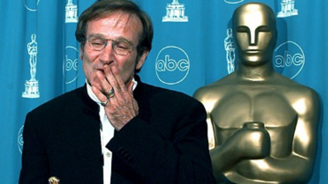 Poté, co dostal Oscara za film Dobrý Will Hunting, poslal malou repliku sošky Oscara herci Peerovi Augustinskimu, který ho daboval ve filmech v Německu. V dopise mu napsal: „Děkuji, že mě proslavujete v Německu!“