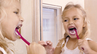 Usilovné čištění zubů bezprostředně po večeři napáchá víc škody než užitku.