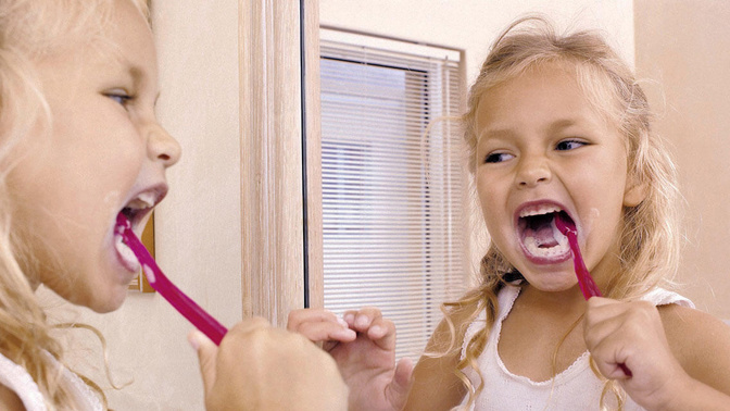 Usilovné čištění zubů bezprostředně po večeři napáchá víc škody než užitku.