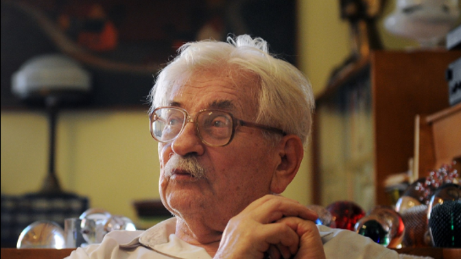 Patřil mezi zakládající členy Charty 77. A pravidelně psal vysoce ceněné fejetony, vždy jeden za měsíc.