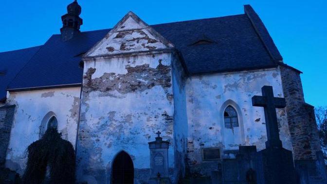 Hřbitov a kostel sv. Máří Magdalény ve Velharticích, kde je vidět tajemné tvář.