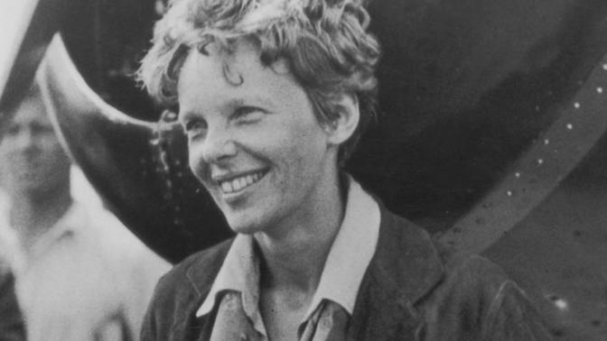 Před 80 lety se rozhodla spolu se svým navigátorem Fredem Noonanem podniknout let kolem světa. Jejich cesta začínala v Miami, ale nad Tichým oceánem se jejich letadlo ztratilo.