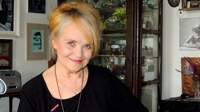 Dcera básníka milovala poezii, verše ji provázely celý jejím životem a ke sklonku svého života natočila dokument Království poezie.