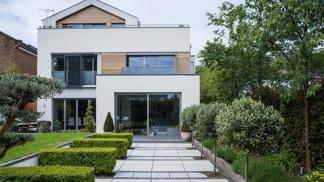 Na pohled pěkný, byť spíše nenápadný dům. S rozkrytím příběhu, který za jeho současnou podobou stojí, dechberoucí rodinné zázemí. Architekt Trevor Sutters tuto chátrající nemovitost v londýnské oblasti Putney změnil k nepoznání. Původně byla ve vlastnictví staré vdovy, která jej nechala napospas svému osudu včetně zahrady, z níž se postupem času stala džungle. Uznání si architekt zaslouží o to víc při zjištění, že svůj domov zařídil tak, aby byl trvale udržitelný.