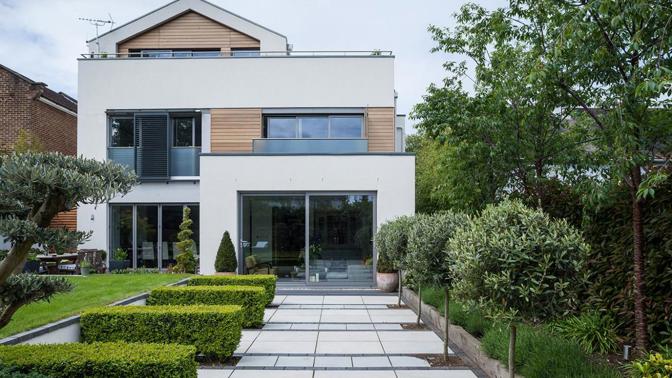 Na pohled pěkný, byť spíše nenápadný dům. S rozkrytím příběhu, který za jeho současnou podobou stojí, dechberoucí rodinné zázemí. Architekt Trevor Sutters tuto chátrající nemovitost v londýnské oblasti Putney změnil k nepoznání. Původně byla ve vlastnictví staré vdovy, která jej nechala napospas svému osudu včetně zahrady, z níž se postupem času stala džungle. Uznání si architekt zaslouží o to víc při zjištění, že svůj domov zařídil tak, aby byl trvale udržitelný.