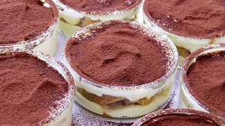 Jednoduché prokládané moučníky se vyrábí po celém světě, zářným příkladem je italské tiramisu z cukrářských piškotů a mascarpone.