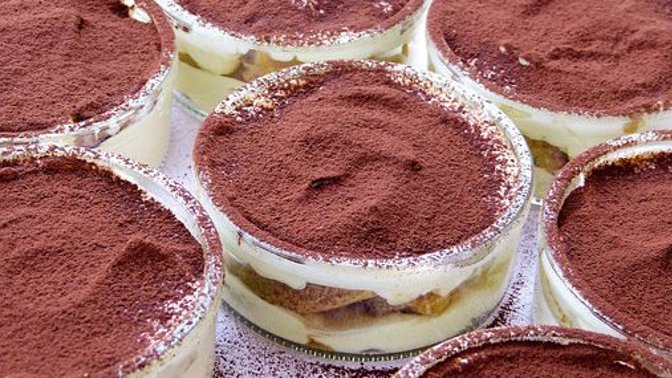 Jednoduché prokládané moučníky se vyrábí po celém světě, zářným příkladem je italské tiramisu z cukrářských piškotů a mascarpone.