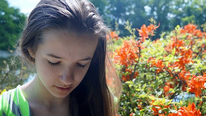 Někdo se jen při vzpomínce na první líbání červená, natož aby se svěřoval svým rodičům.