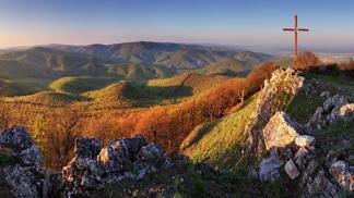 Nevíte, kam na zahraniční dovolenou? Malé Karpaty na Slovensku vás nadchnou čistým ovzduším i vinařským folklórem.
