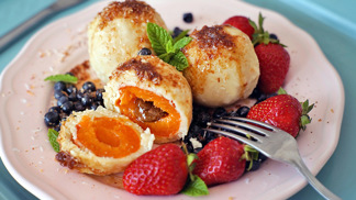 Ovocné knedlíky patří na letní stůl