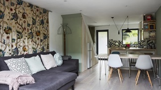 Malé tmavé přijímací místnosti v přízemí se staly místem pro otevřenou kuchyni, jídelnu a společenský prostor