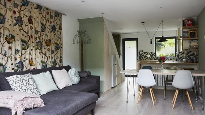 Malé tmavé přijímací místnosti v přízemí se staly místem pro otevřenou kuchyni, jídelnu a společenský prostor