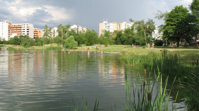 Princip biotopu je ve dvou samočistících nádržích.