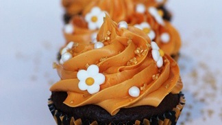 Cupcaky se zdobí krémem a jedlými dekoracemi.