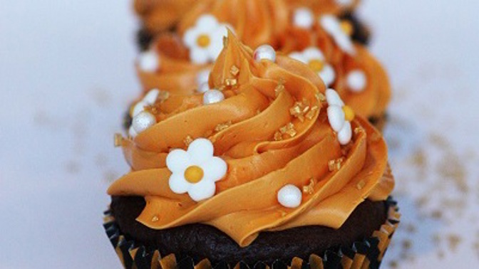 Cupcaky se zdobí krémem a jedlými dekoracemi.