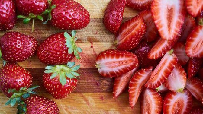 Jahody s cukrem byly oblíbenou letní pochoutkou.