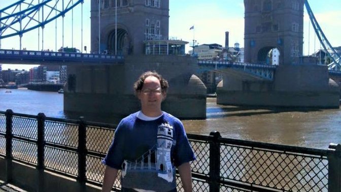 V Londýně se tenhle bizarní mladík vyjímal