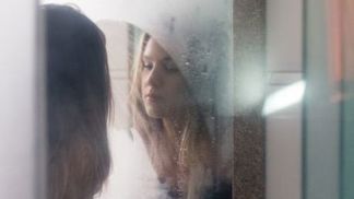 Jakmile se zrcadlo v koupelně zamlží, otevřete dveře.