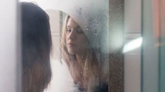 Jakmile se zrcadlo v koupelně zamlží, otevřete dveře.