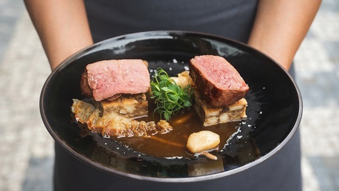 Kančí hřbet s kaštanovo-perníkovou nádivkou a hruškovým pyré