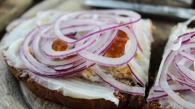 Chléb se sádlem patří pro někoho mezi delikatesy.