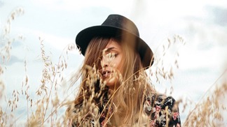 Klobouk je stylovou pokrývkou hlavy.