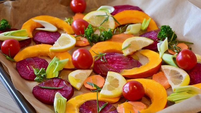 Vyzkoušejte třeba pečenou řepu a dýni, je to pochoutka.